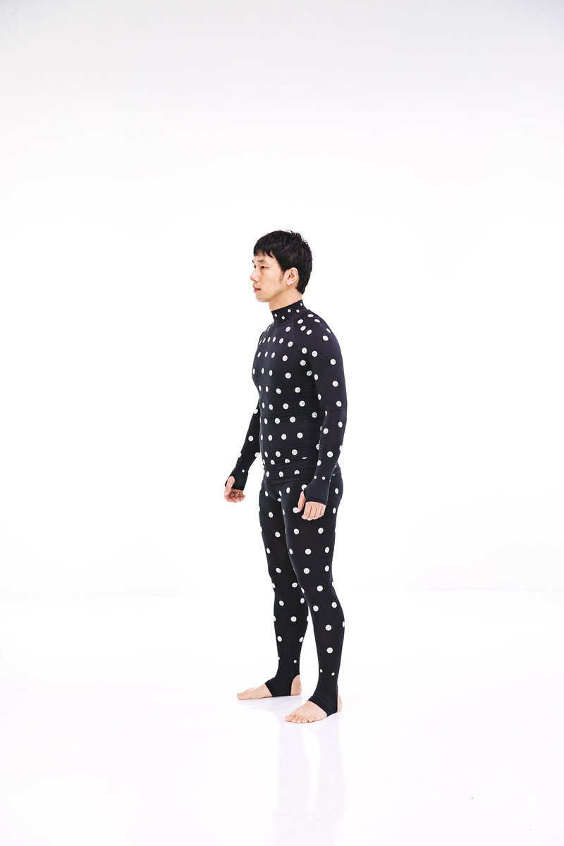 ZOZOSUITを着て横向きに立つ男性［モデル：大川竜弥］