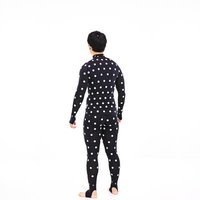 黒色採寸スーツを着た男性の後ろ姿（5時の方向）の写真