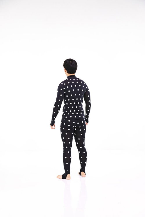 黒色採寸スーツを着た男性の後ろ姿（5時の方向）