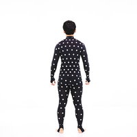 ZOZOSUITを着用して採寸中の男性（6時の方向）の写真