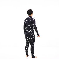 ZOZOSUITを着用して計測中の男性の後ろ姿の写真