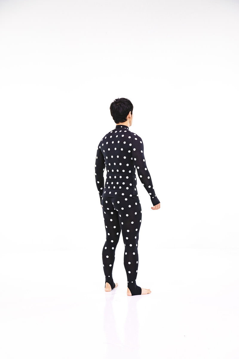 ZOZOSUITを着用して後ろを向いて立つ男性の全身［モデル：大川竜弥］