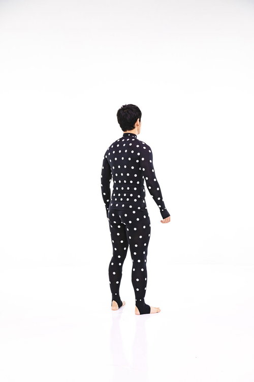 ZOZOSUITを着用して計測中の男性の後ろ姿