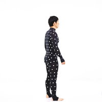 計測中の男性、8時の方向から見たZOZOSUIT姿の写真