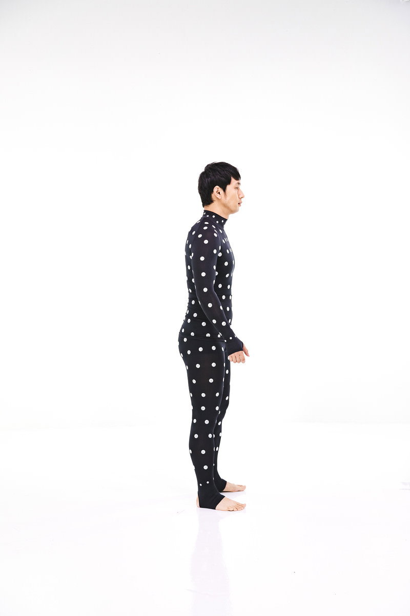 ZOZOSUITを着用して横向きに立つ男性［モデル：大川竜弥］