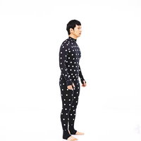 ZOZOSUIT採寸中の男性（10時の方向）の写真