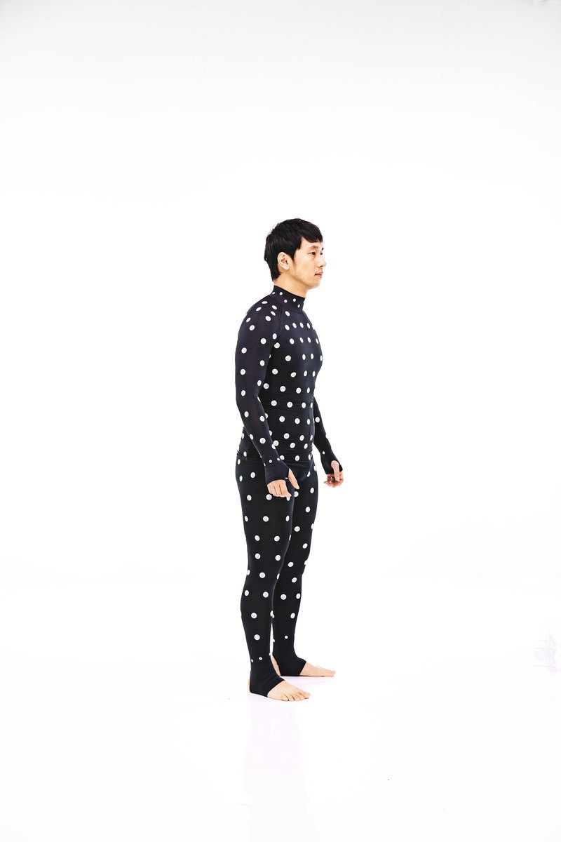 ZOZOSUITを着用して立っている男性［モデル：大川竜弥］
