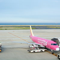 給油されて出発準備中の旅客機の写真