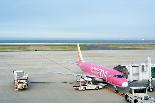 給油されて出発準備中の旅客機