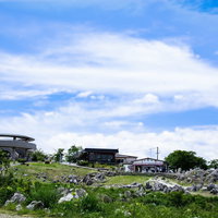 秋吉台の遊歩道から見上げる展望台（山口県美祢市）の写真