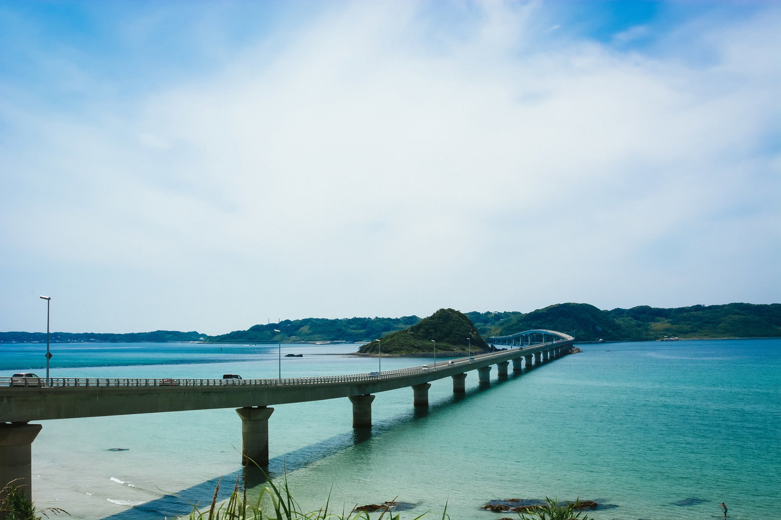 角島大橋のモニュメントと後ろに広がる橋と海
