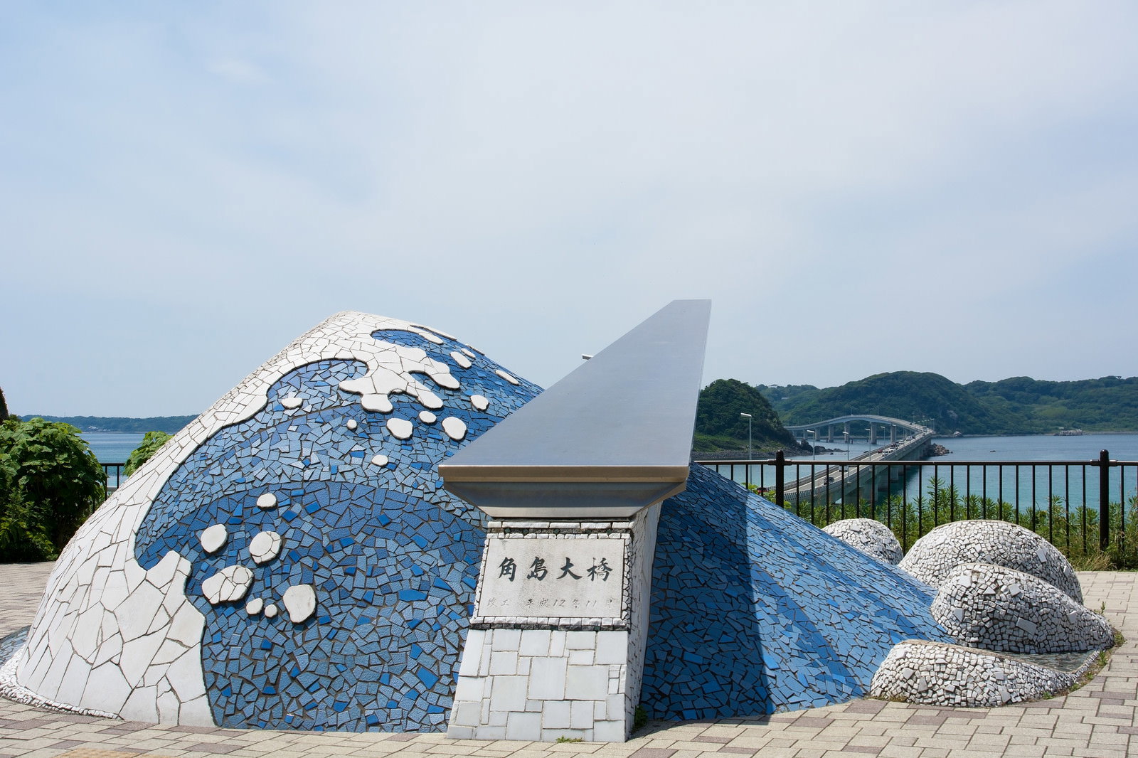 角島大橋のモニュメントと海上橋
