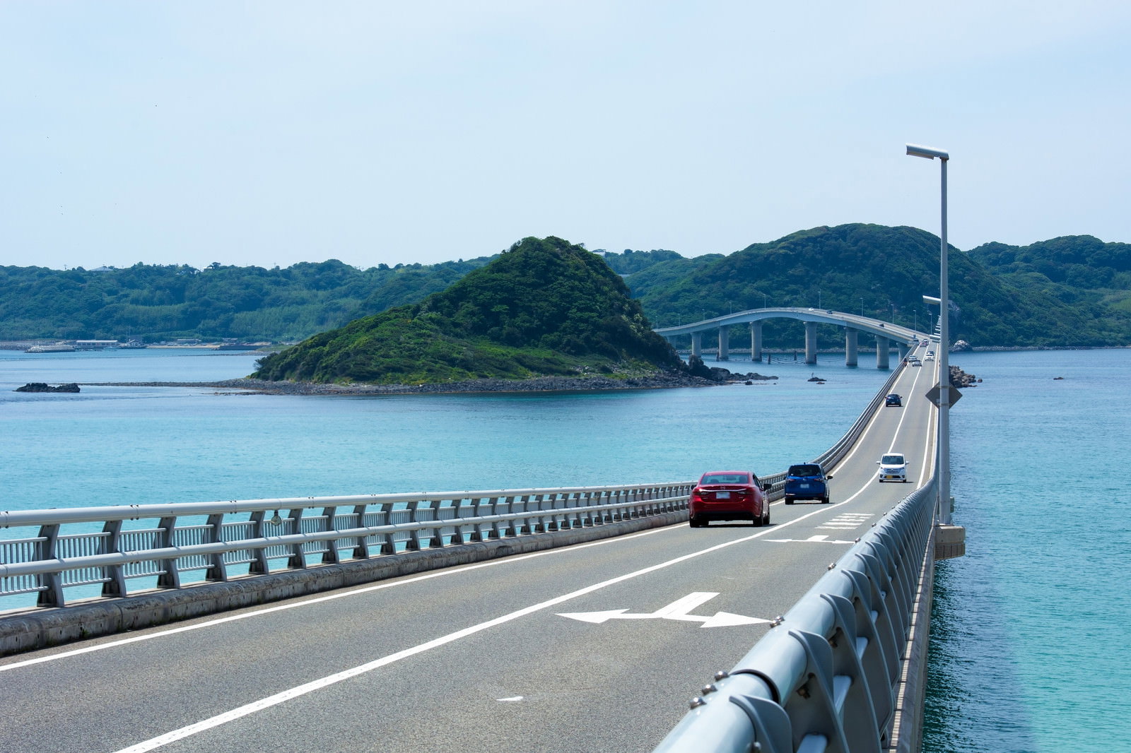 角島大橋とエメラルドグリーンの海
