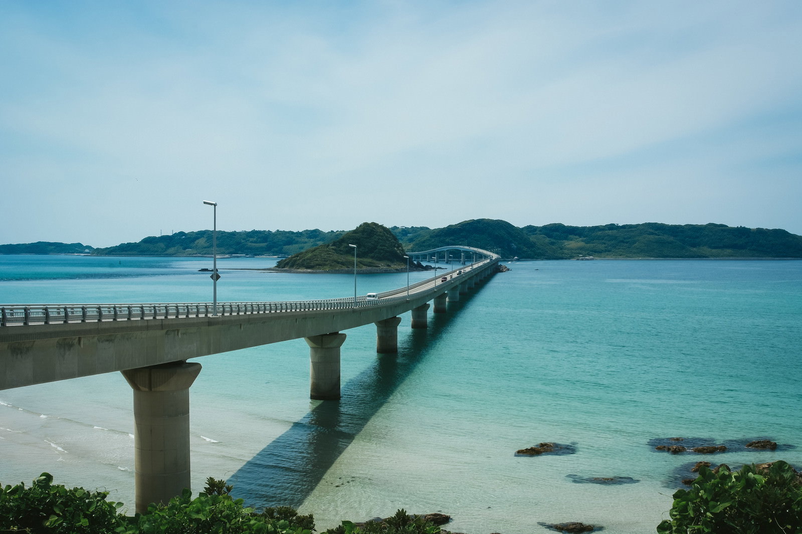 公園駐車場から見た角島大橋と青緑の海