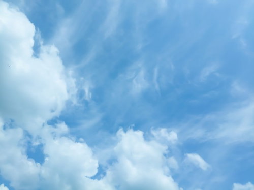 雲が多くなり始めた空