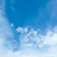 うっすらと雲がかる空の写真