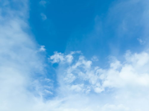 うっすらと雲がかる空