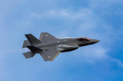 雲が浮かぶ青空を飛行するF-35ライトニングⅡステルス戦闘機