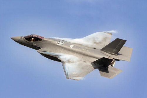 航空自衛隊の戦闘機が青空を飛行する迫力のシーン