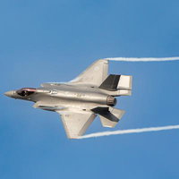 航空自衛隊の戦闘機が青空を高速飛行の写真