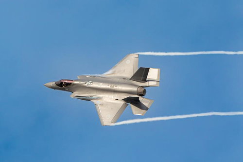 航空自衛隊の戦闘機が青空を高速飛行