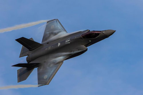 青空の中を飛行する航空自衛隊のF-35ライトニング戦闘機