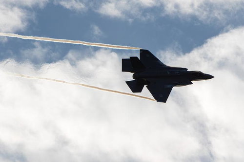 白い雲が浮かぶ空を飛行する航空自衛隊の戦闘機