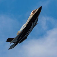 青空を力強く飛行する航空自衛隊の戦闘機の写真