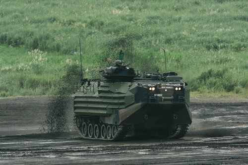 泥を巻き上げ進む 新装備の水陸両用車（AAV）
