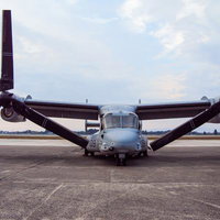 2013年新田原基地航空祭に、うっすら朝焼けが残る空を背景に撮影した地上展示のアメリカ海兵隊のオスプレイの写真