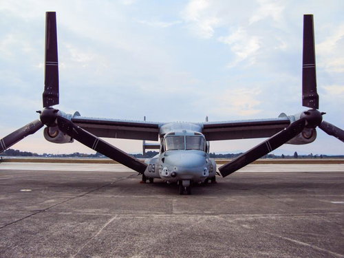 2013年新田原基地航空祭に、うっすら朝焼けが残る空を背景に撮影した地上展示のアメリカ海兵隊のオスプレイ