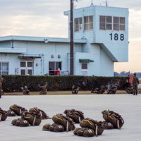 空挺降下の着地の練習をする空挺隊員の姿の写真