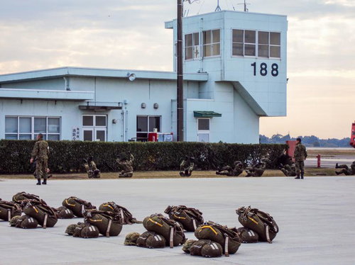 空挺降下の着地の練習をする空挺隊員の姿
