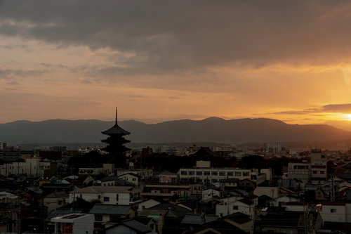 東寺の五重塔と夕焼けの空