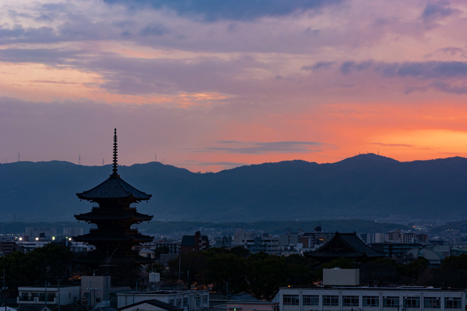 夕焼けの空を背景にライトアップが始まった京都の東寺五重塔