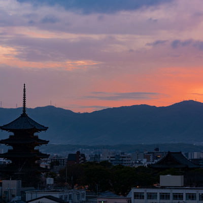 薄く紅が残る空の下ライトアップの始まった東寺の写真