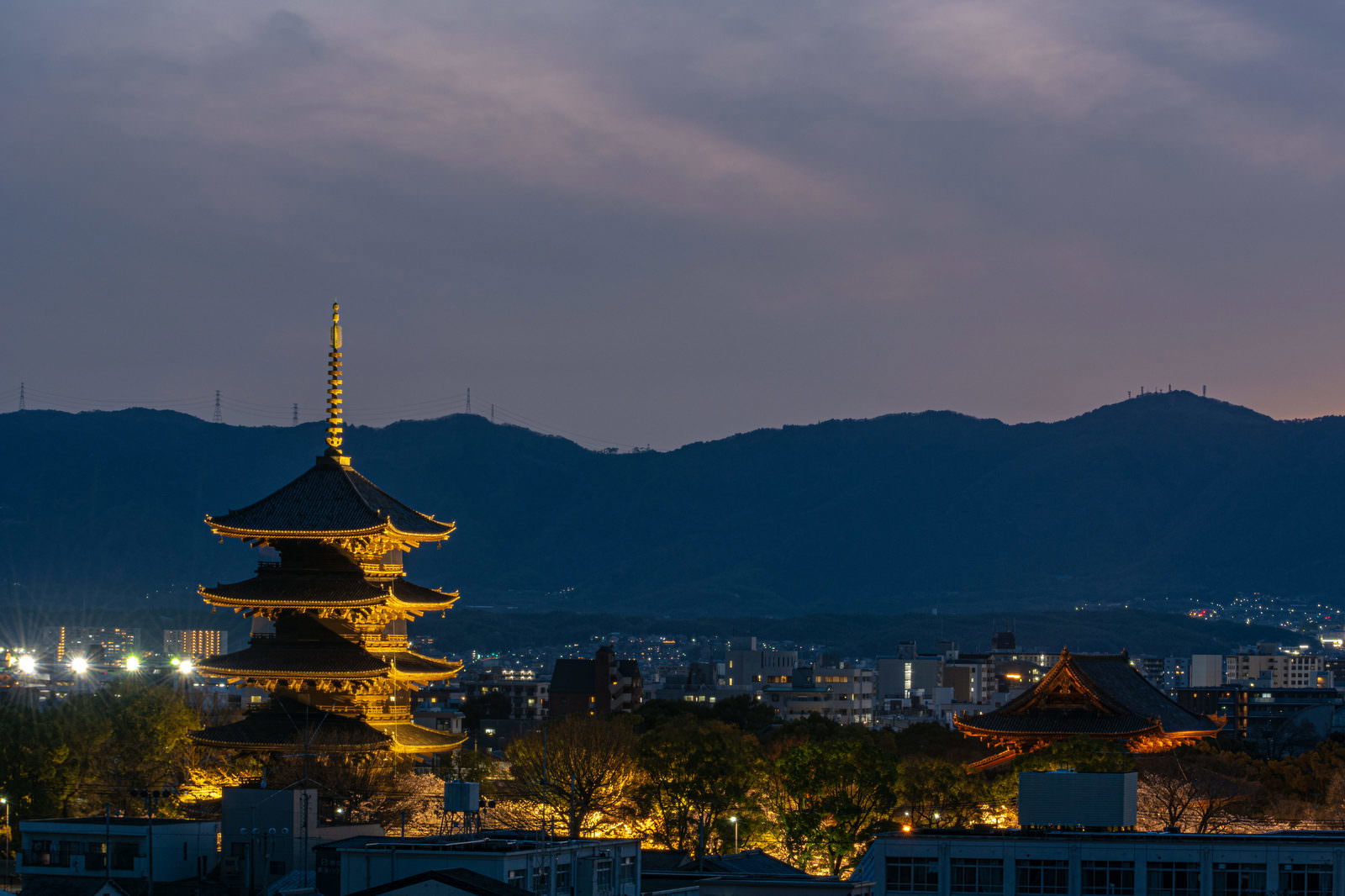 夕暮れの空の下でライトアップされた京都東寺の五重塔
