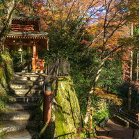 金色の鐘が3つ（三宝の鐘）下がった愛宕念仏寺の珍しい鐘楼の写真