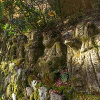 地蔵堂に続く坂道の横に並ぶ羅漢像の写真