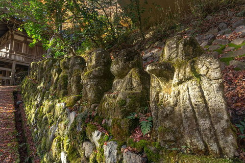 地蔵堂に続く坂道の横に並ぶ羅漢像