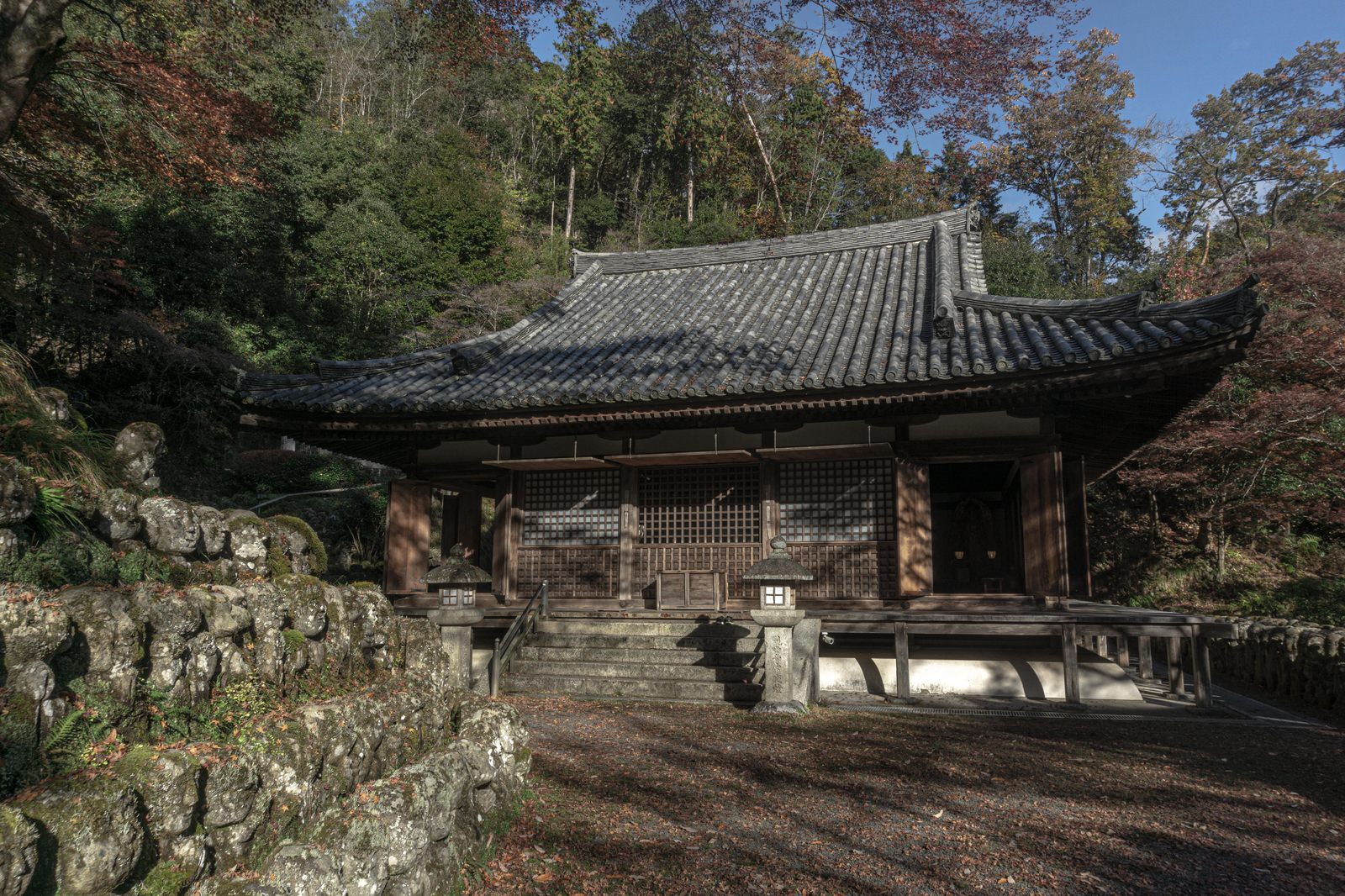 秋の紅葉に囲まれた愛宕念仏寺の本堂と境内の様子