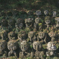 様々な表情の羅漢像が迎えてくれる愛宕念仏寺の写真