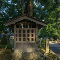 平泉寺白山神社参道近くに建つ結（むすび）神社の祠の写真