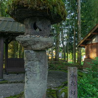 嘉永四年（1851）に建てられた笠に石を投げて上手に乗ると良い嫁がもらえるという言い伝えのある常夜灯の写真