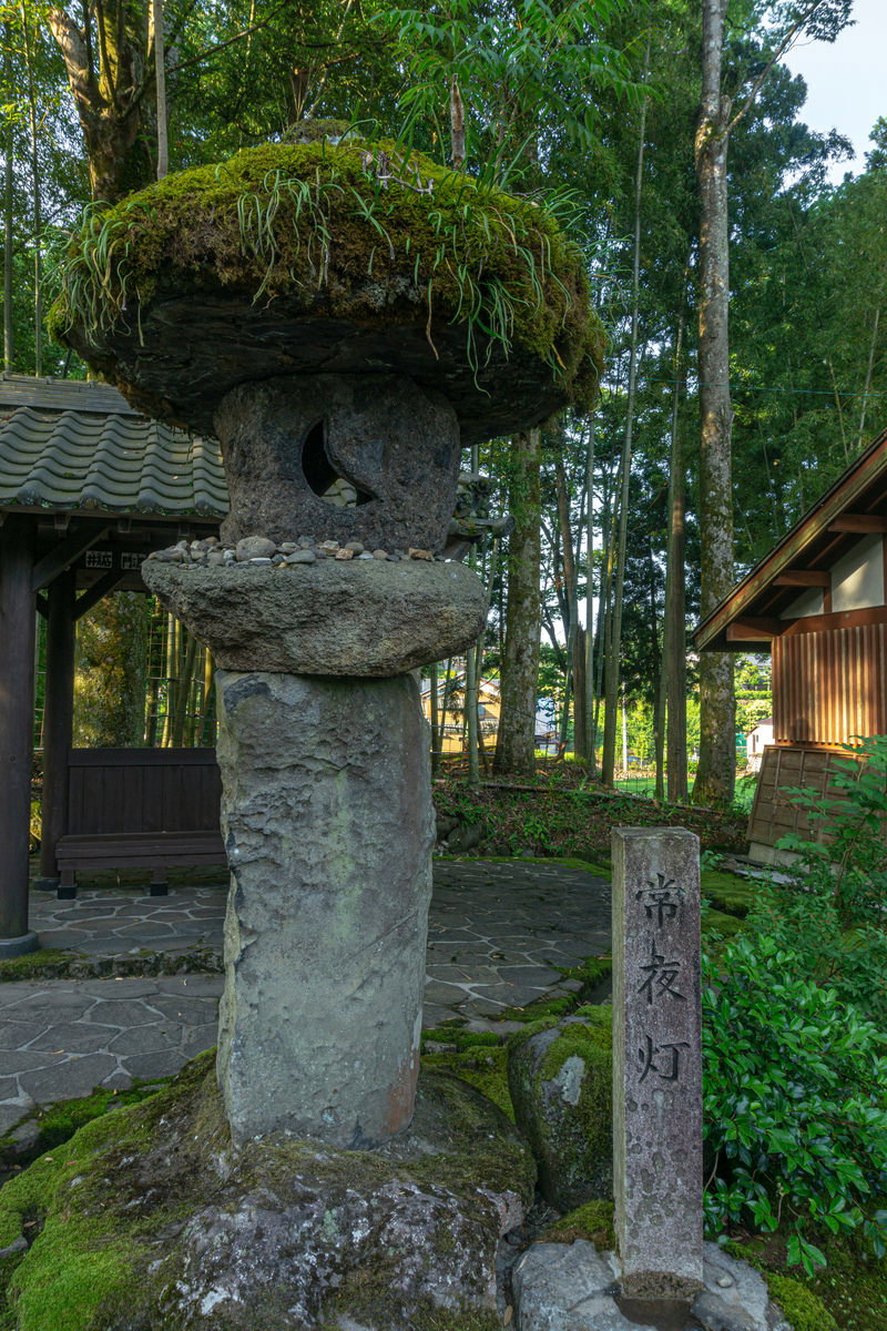 平泉寺白山神社境内の風化した常夜灯