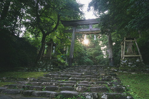 白山神社一の鳥居の中に輝く朝日