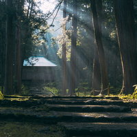 幾筋もの光芒に彩られる神々の座す場所へと向かう道の写真