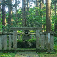三の宮の傍に約650年前に建立された楠正成公墓塔の写真