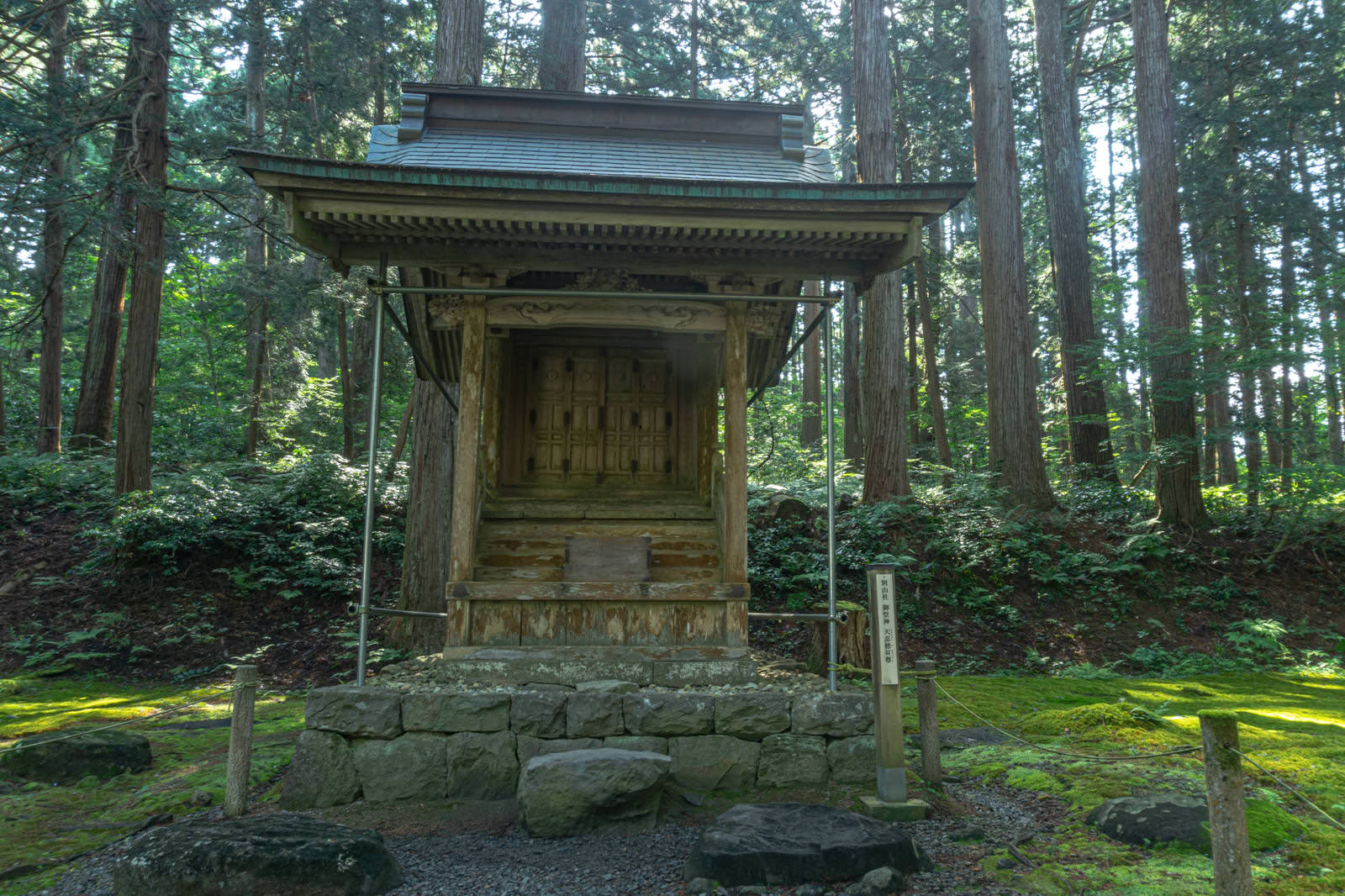 平泉寺白山神社の境内で本社横に建つ別山社と苔むした石段
