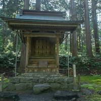 白山神社本社横に並ぶ別山社の写真